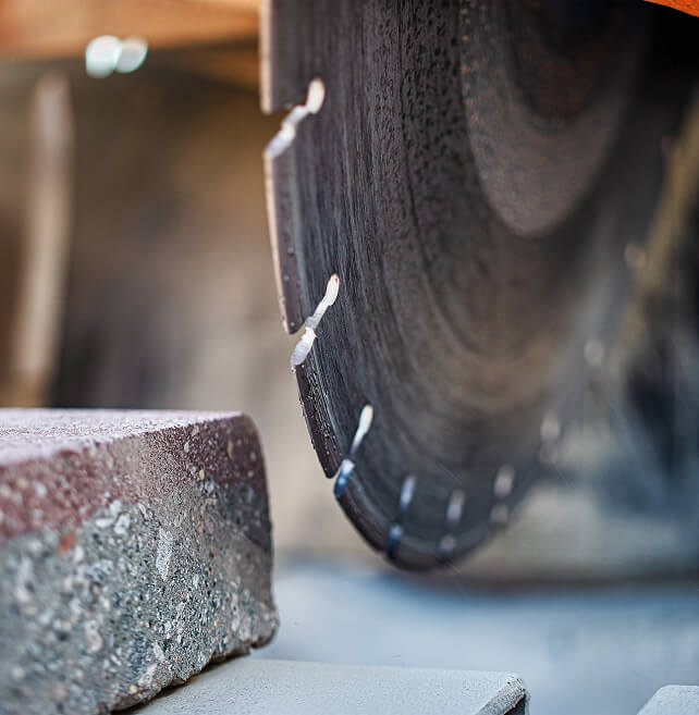 Diamantblad som sager gjennom en betongblokk